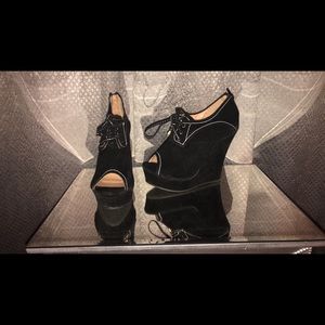 🏷Black w/ White Trim Wedge Peep Toe Heels🛍